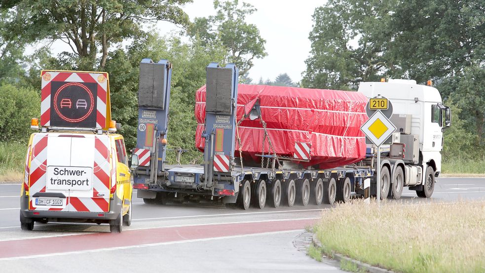 Ein Schwertransport von Enercon verlässt die Borsigstraße in Aurich mit einem Generator an Bord in Richtung Bundesstraße 210. Foto: Enercon