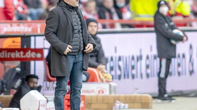 „Das wird ein ganz schweres Spiel für uns“, sagt Unions Trainer Urs Fischer vor der Partie gegen St. Pauli. Foto: Andreas Gora/dpa