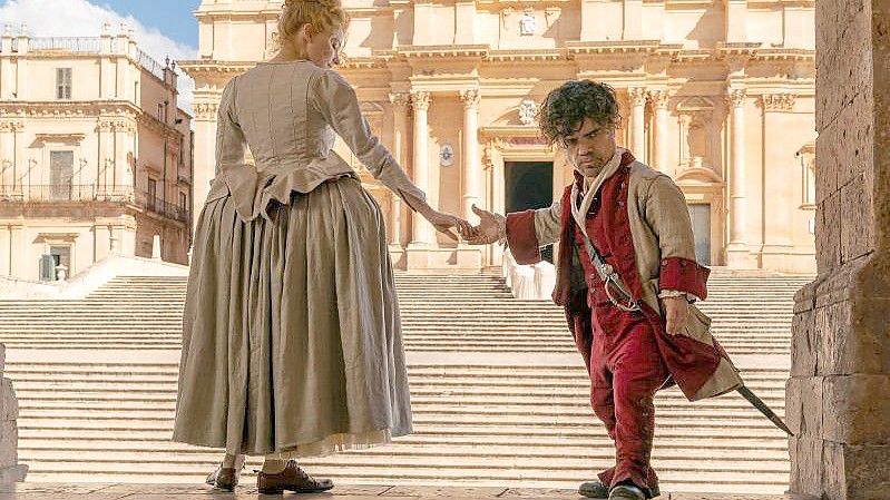 Haley Bennett (l) als Roxanne und Peter Dinklage als Cyrano in einer Szene des Films "Cyrano". Foto: Peter Mountain/Metro-Goldwyn-Mayer Pictures Inc./dpa