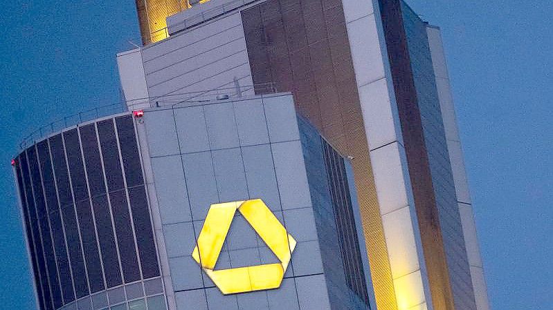 Die Commerzbank nimmt sich Großes für 2024 vor. Foto: Sebastian Christoph Gollnow/dpa