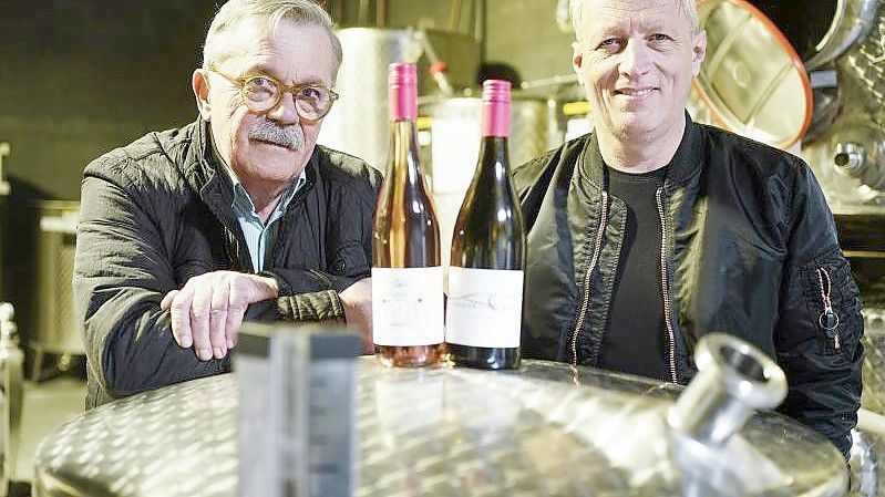 Robert Boudier (l) und Elmar Koeller, Inhaber des Weinguts Boudier und Koeller, zwischen Weinfässern. Foto: Uwe Anspach/dpa