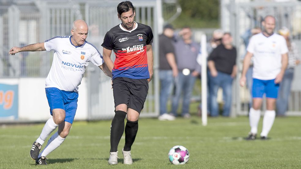 Anfang Oktober trat Ferydoon Zandi (rechts) in seiner Heimatstadt Emden für Ostfriesland im „Länderspiel“ gegen die DDR an. Foto: Doden