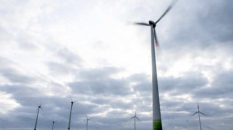 Das stürmische Wetter der vergangenen Wochen hat im Februar für einen Windstrom-Rekord gesorgt. Foto: Christophe Gateau/dpa