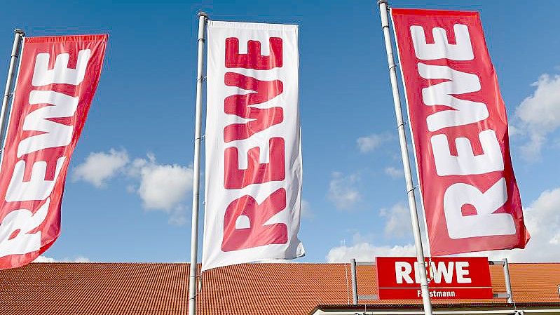 Der Kölner Handelsriese Rewe will keine Waren aus Russland mehr anbieten. Foto: Uwe Zucchi/dpa