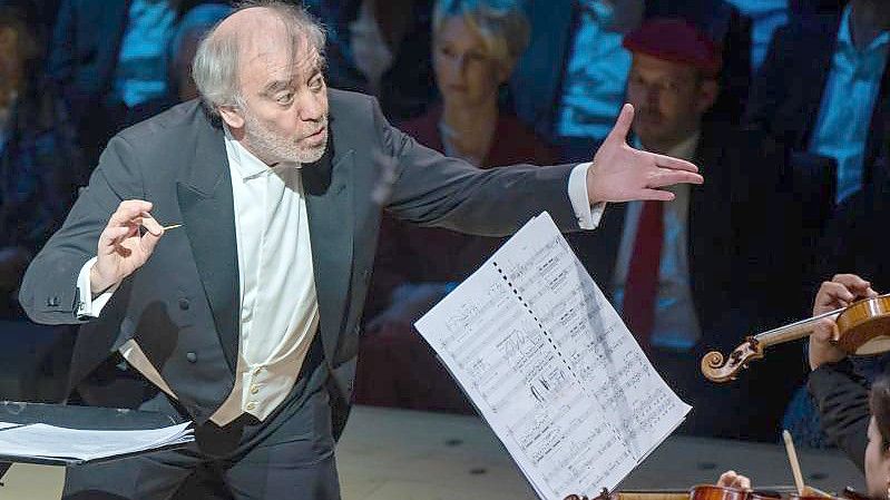Waleri Gergijew bei der Eröffnung der Isarphilharmonie. Der russische Dirigent ist vom Münchener OB suspendiert worden. Foto: Peter Kneffel/dpa
