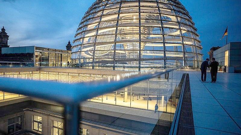 Der Deutsche Bundestag im Reichstagsgebäude mit der gläsernen Kuppel. Das neue Lobbyregister des Bundestages ist bereits kräftig gefüllt. Foto: Michael Kappeler/dpa