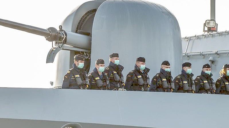 Marinesoldaten der Korvette "Erfurt" auf dem Schiff, während sie den Marinestützpunkt Wilhelmshaven verlassen, um sich der Standing NATO Maritime Group 1 (SNMG 1) anzuschließen. Foto: Mohssen Assanimoghaddam/dpa