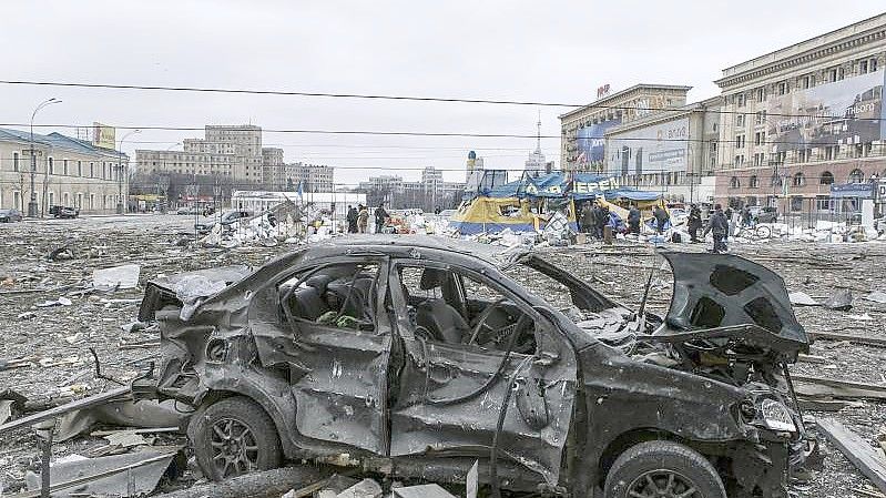 Der zentrale Platz in Charkiw liegt nach dem Beschuss des Rathauses in Trümmern. Foto: Pavel Dorogoy/AP/dpa