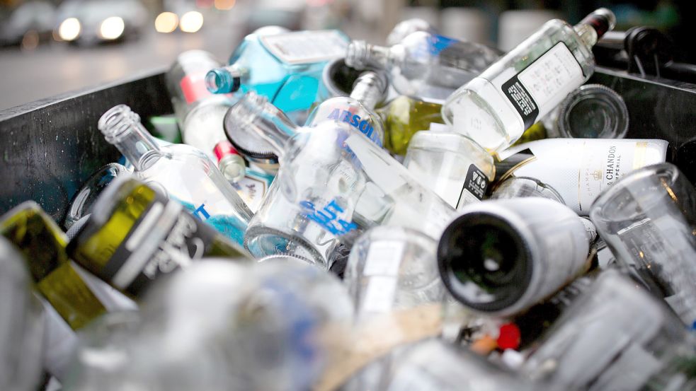 Leere Alkoholflaschen liegen in einem Container. Mehrere Flaschen Alkohol – Korn, aber auch Bier – tranken die Angeklagten regelmäßig pro Tag, auch am Abend der Tat. Symbolfoto: Gerten/dpa