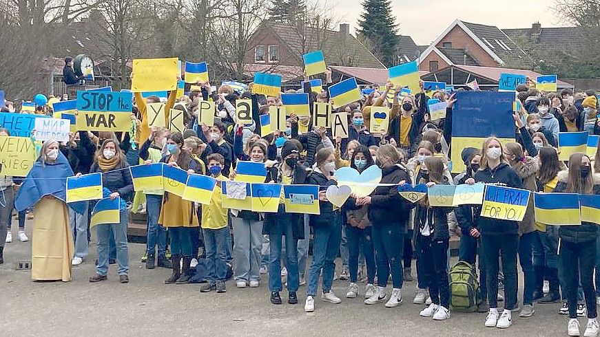 Gemeinsam protestierten Schüler und Lehrer am Ulrichsgymnasium Norden gegen den Krieg in der Ukraine. Foto: Rebecca Kresse