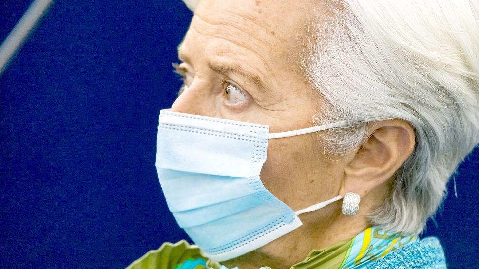 Christine Lagarde, Präsidentin der EZB, und ihre Kollegen in der Europäischen Zentralbank wegen der wirtschaftlichen Probleme aufgrund des Ukraine-Kriehs wohl noch länger mit der Anhebung von Zinsen warten. so das DIW. Foto: Philipp von Ditfurth
