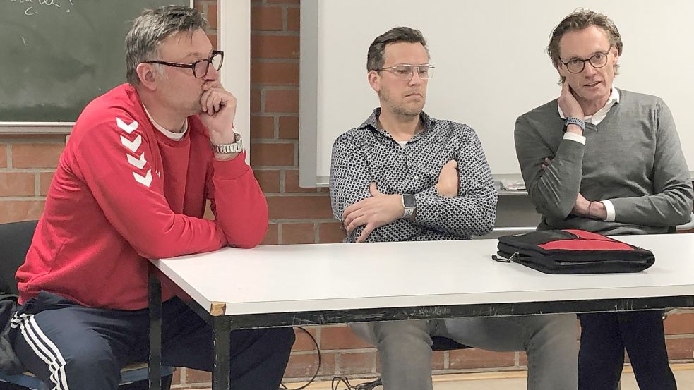 Trainer Arek Blacha (links) hörte bei der Pressekonferenz mit den Geschäftsführern Lutz Günsel (Mitte) und Jörg Schmeding aufmerksam zu. Foto: Herzog