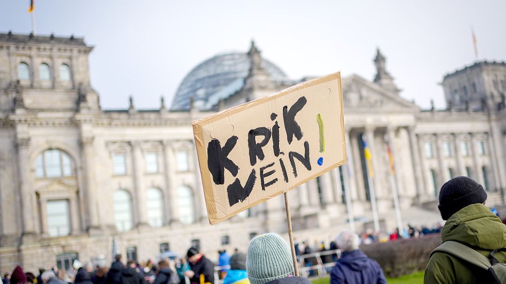 Die Polizei warnt wegen des Ukraine-Russland-Krieges vor Anschlägen auch in Deutschland. Das Foto zeigt eine Friedens-Demonstration in Berlin Foto: Kay Nietfeld/dpa