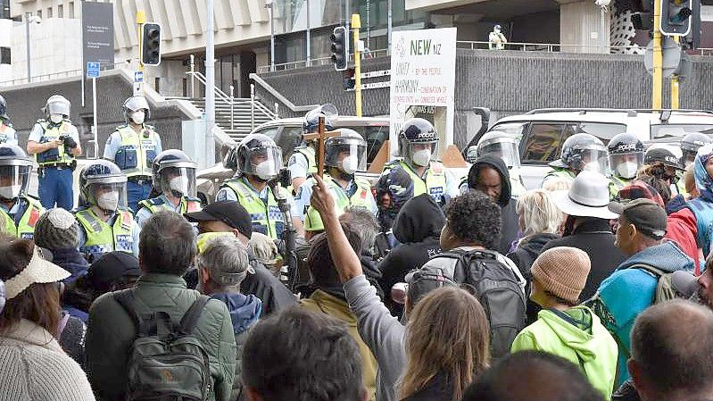 Demonstranten, die gegen das Impfmandat protestieren, stehen vor dem Parlamentsgebäude in Wellington. Foto: Ben Mckay/AAP/dpa
