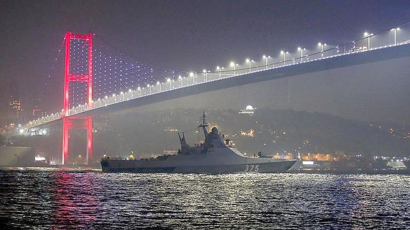 Ein Patrouillenboot der russischen Marine durchquert den Bosporus auf dem Weg zur russischen Flotte im Schwarzen Meer. Foto: Emrah Gurel/AP/dpa
