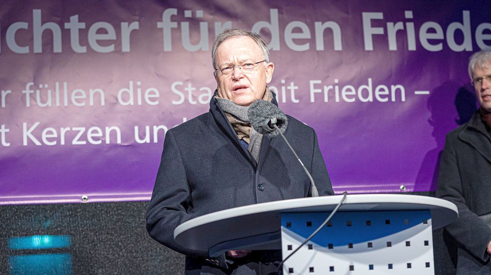 Niedersachsens Ministerpräsident Stephan Weil (SPD) hielt vorige Woche eine Rede auf einer Demonstration gegen den Angriff Russlands auf die Ukraine. Foto: Moritz Frankenberg/dpa