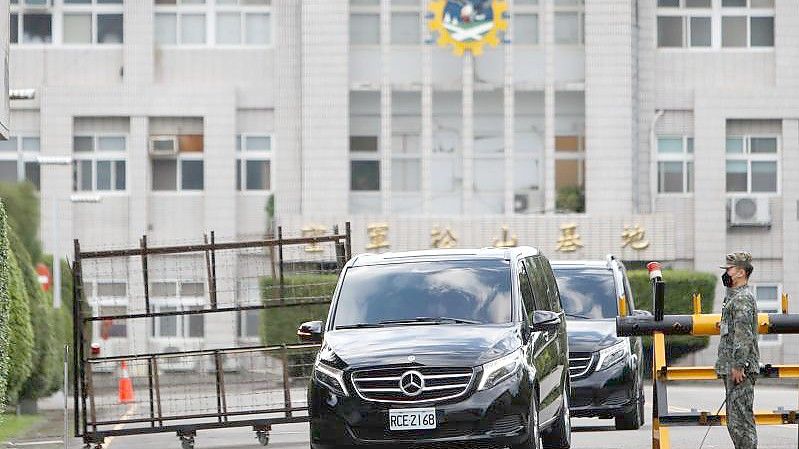 Konvoi der Delegation ehemaliger hochrangiger US-amerikanischer Verteidigungs- und Sicherheitsbeamter, die vom Song-Shan-Luftwaffenstützpunkt in Taipeh abfahren, nachdem die Delegation in Taiwan angekommen ist. Foto: Daniel Ceng Shou-Yi/ZUMA Press Wire/dpa