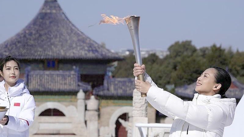 Der Fackellauf für die Winter-Paralympics in Peking hat begonnen. Foto: Ng Han Guan/AP/dpa