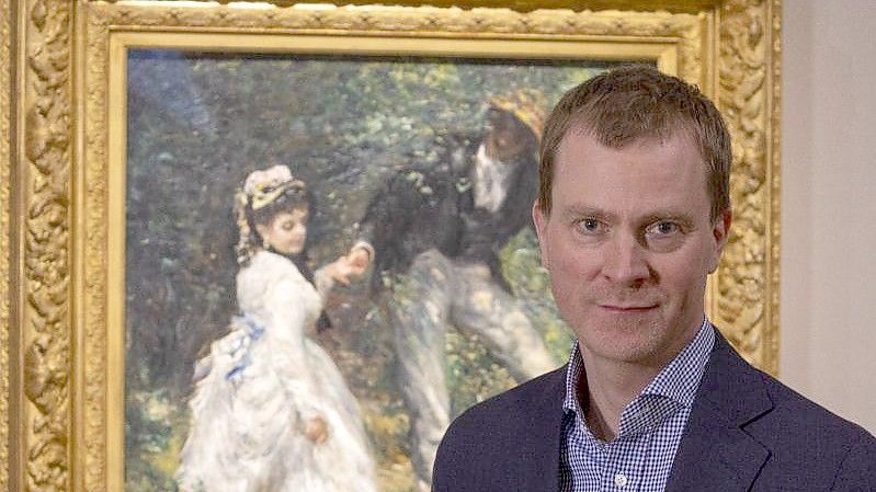 Philipp Demandt, Direktor des Städel Museum, in der Ausstellung über den Maler Pierre-Auguste Renoir. Foto: Helmut Fricke/dpa