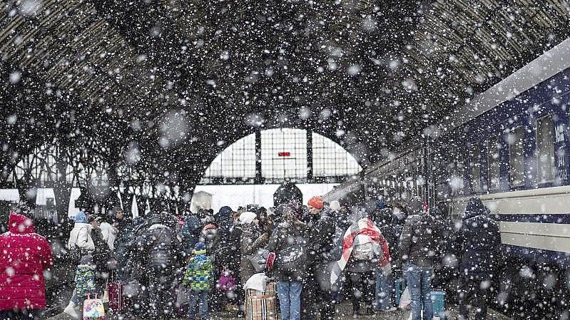 Passagiere warten auf einen Zug nach Polen im Bahnhof von Lwiw. Foto: Bernat Armangue/AP/dpa