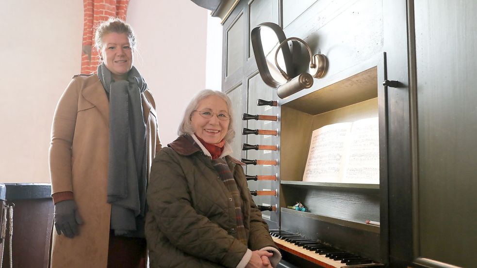Pastorin Steffi Sander (links) wird am Sonntag beim Radiogottesdienst unter anderem von Organistin Brigitte Höhn unterstützt. Foto: Hock