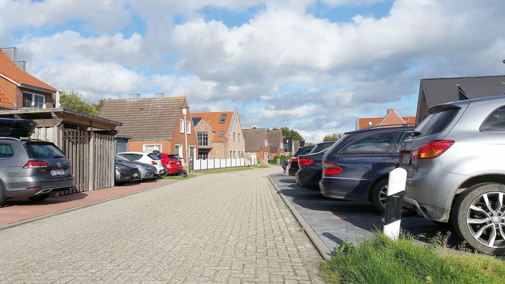 Mehr Parkplätze und Wohnungen für Feriengäste als Platz für Einheimische? Dieser Entwicklung will der Rat nun entgegenwirken – und fängt in einem Bereich damit an. Archivfoto: Wagenaar