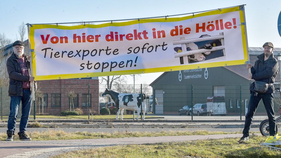 „Von hier direkt in die Hölle“: Mit diesem und ähnlichen Bannern protestieren Tierschützer regelmäßig bei Mahnwachen am VOST-Standort in Aurich-Schirum. Foto: Ortgies/Archiv