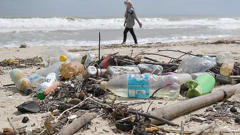 Der Planet droht am Plastikmüll zu ersticken, warnen Experten. Eine globales Abkommen soll jetzt dem Kunststoff an den Kragen. Foto: Mohd Khairul Fikiri Osman/BERNAMA/dpa