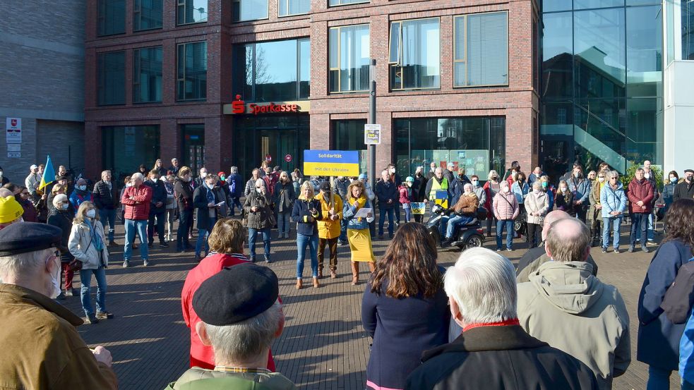 Mahnwache am Denkmalplatz in Leer mit 300 Menschen. Foto: Hoppe