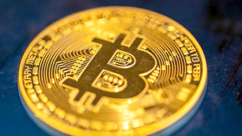 Eine Bitcoin-Münze liegt auf einem Bildschirm. Foto: Fernando Gutierrez-Juarez/dpa-Zentralbild/dpa