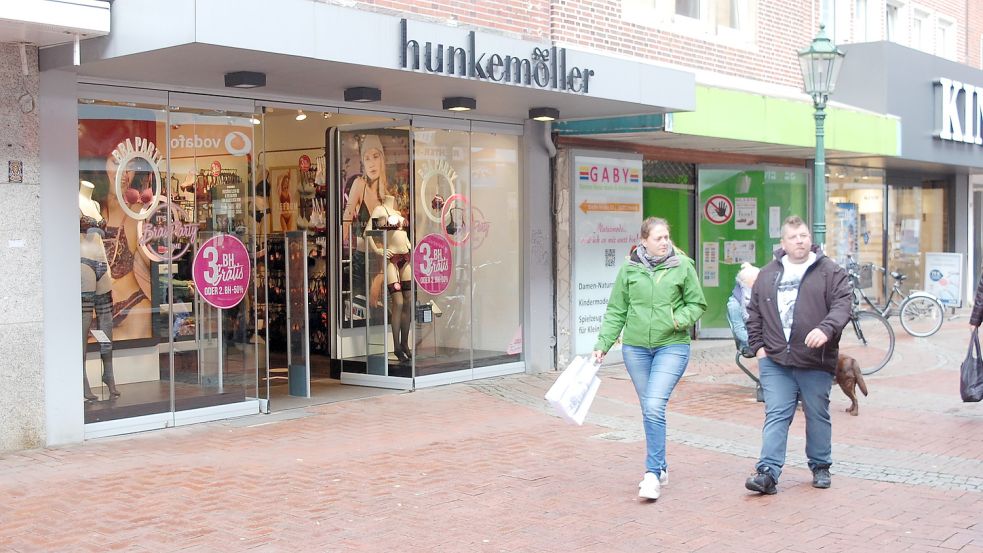 In der Fußgängerzone Zwischen beiden Sielen in Emden droht nach Schließung der Filiale des Wäschespezialisten Hunkemöller ein weiterer Leerstand. Foto: H. Müller/Archiv