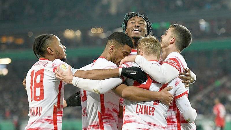 Die Spieler von RB Leipzig feiern das 3:0 gegen Hannover 96. Foto: Daniel Reinhardt/dpa