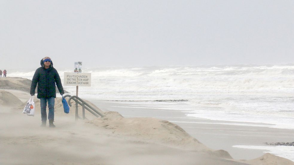 Am Strand der Insel Wangerooge haben Sturmtiefs deutliche Spuren hinterlassen. Foto: Kuchenbuch-Hanken