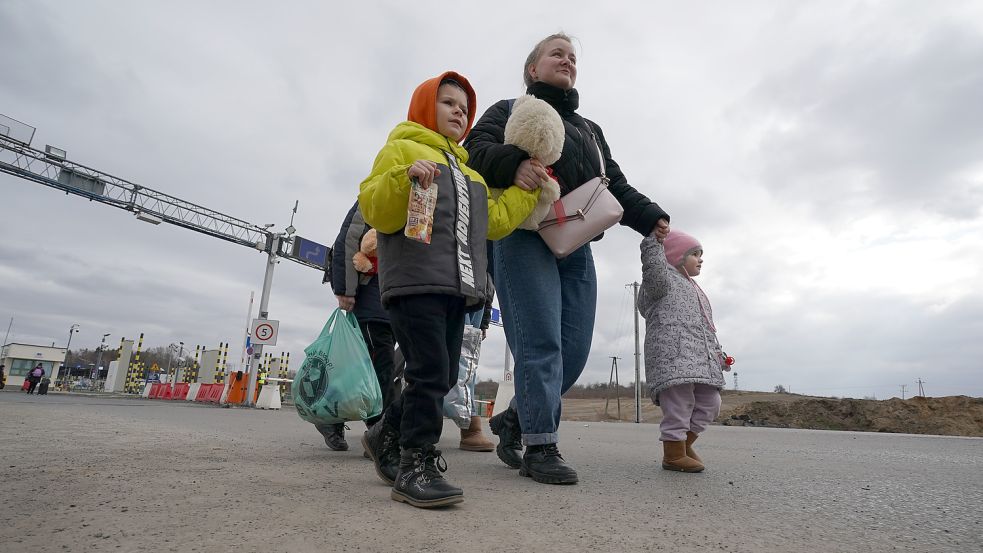 Nur Frauen und Kinder werden über die Grenze gelassen. Männern ab 18 Jahren wird die Ausreise aus der Ukraine verwehrt. Foto: Smith/ZUMA Press Wire/DPA