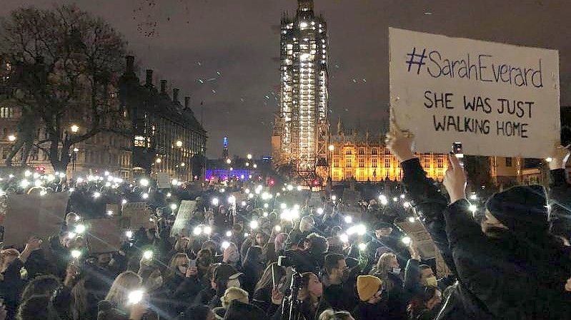 Proteste gegen Gewalt gegen Frauen: Menschen versammeln sich auf dem Parliament Square in London im Gedenken an Sarah Everard (2021). Foto: Catherine Wylie/PA Wire/dpa