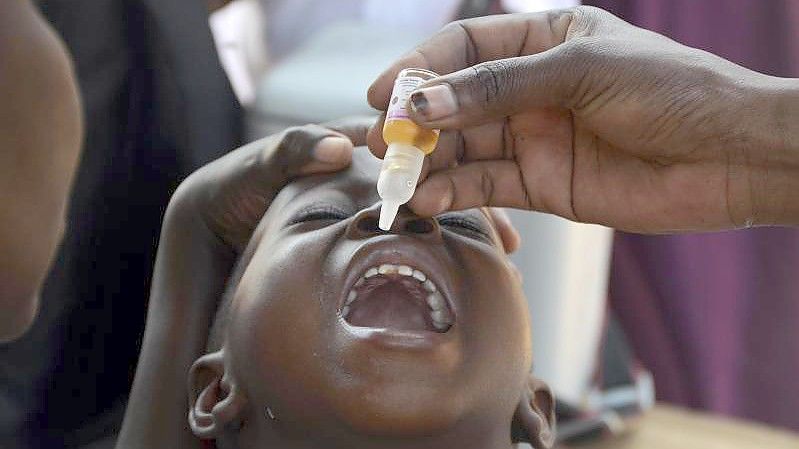 Ein Kind erhält einen Impfstoff gegen Polio. Foto: Nicholas Kajoba/XinHua/dpa