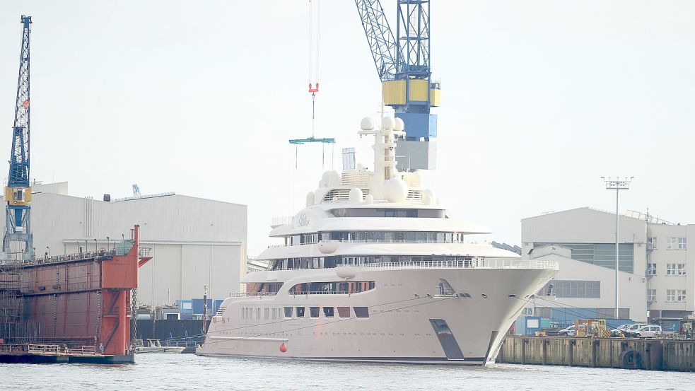 Die 800 Millionen Euro teure Yacht „Dilbar“ des russischen Milliardärs Alischer Usmanow liegt im im Werfthafen von Blohm+Voss in Hamburg. Foto: Imago Images/Hanno Bode