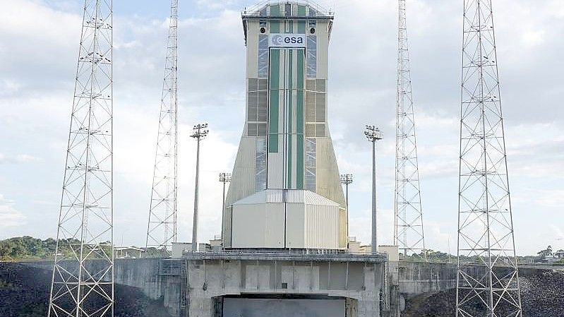 Die Sojus-Rakete wurde von der russischen Weltraumorganisation Roskosmos entwickelt. Als Reaktion auf EU-Sanktionen gegen Moskau setzte Russlands Raumfahrtbehörde die Zusammenarbeit bei Weltraumstarts in Kourou in Französisch-Guyana aus. Nun wird auch die Kooperation mit dem DLR aufgekündigt. Foto: Janne Kieselbach/dpa