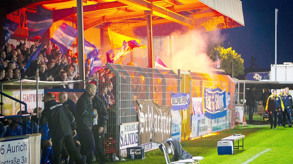 Kickers-Anhänger müssen auf eine Auswärtsfahrt zum Testspiel nach Delmenhorst verzichten. Hier ein Archivbild aus dem Jahre 2019 vom Atlas-Gastspiel in Emden. Archivfoto: Doden