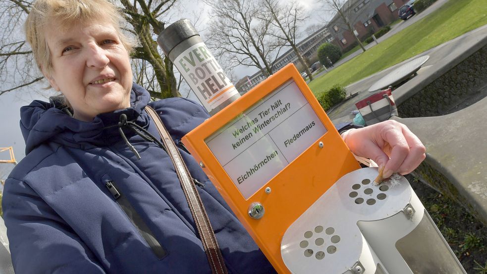 Die Auricherin Sabine Höltgen entsorgt am Georgswall ihre Zigarette in einem „Kippster“, also in einem Kippen-Mülleimer. Foto: Ortgies
