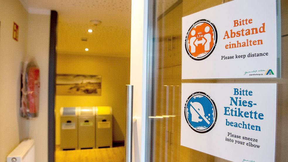 Schilder weisen auf die Abstand- und Hygieneregeln in der Jugendherberge Emden hin. Sie nimmt seit Anfang Januar or dem Hintergrund der Corona-Pandemie Geflüchtete auf. Damit sollen die bestehenden Kapazitäten entzerrt und Infektionen mit dem Coronavirus vermieden werden. Foto: S. Schuldt/dpa