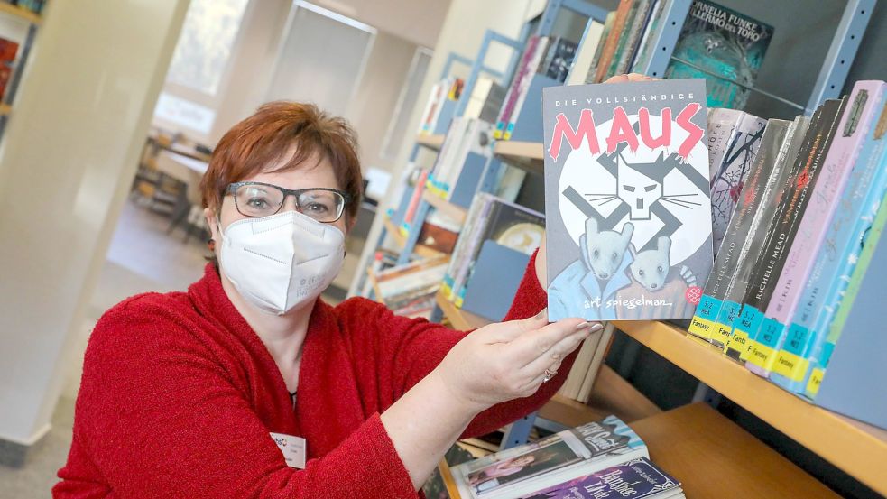 Die Graphic Novel „Maus“ gibt es bald auch in der Emder Stadtbücherei, sehr zur Freude von Leiterin Vivien Bender. Die Anschaffung ist auch eine indirekte Folge der Diskussion um das Buch in einem US-Bundesstaat. Foto: Hock