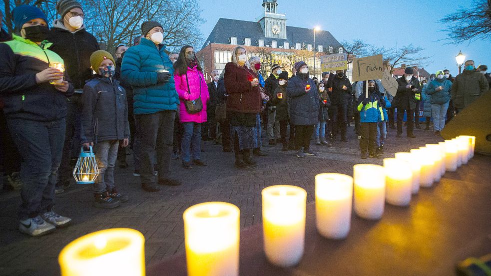 Für die Mahnwache hatten die Organisatoren viele Kerzen aufgestellt. Fotos: J. Doden
