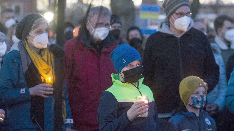 Jung und Alt demonstrierten in Emden für den Frieden. Viele hielten Kerzen oder Windlichter in der Hand.