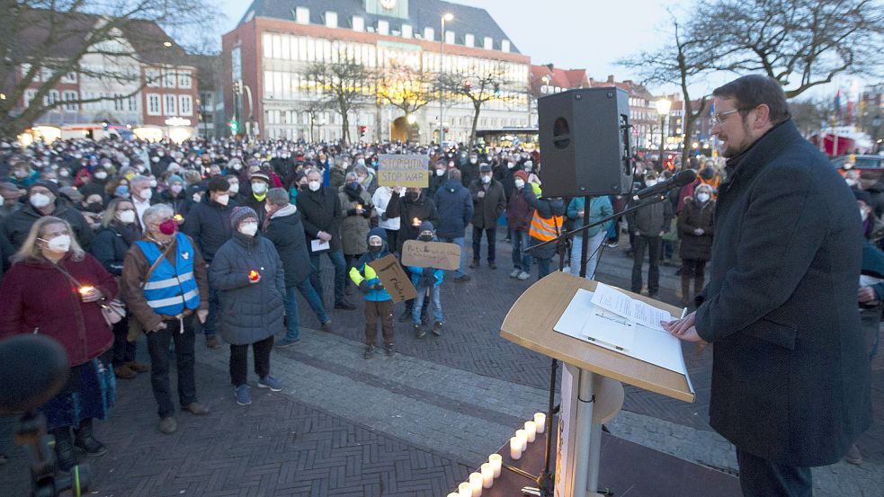 Oberbürgermeister Tim Kruithoff sprach zu den rund 800 Menschen vor dem Emder Rathaus.
