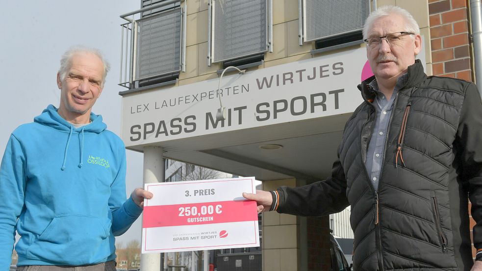 Der Ihlower Johann Picksack (rechts) kann bei Spass mit Sport shoppen gehen. Inhaber Edzard Wirtjes steht als Berater zur Seite. Foto: Ortgies