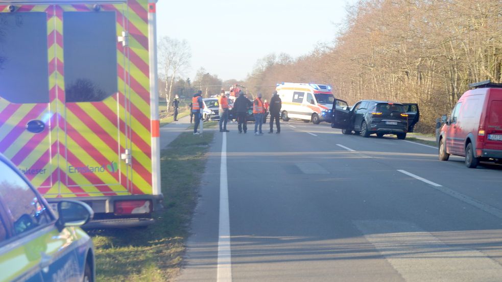 Schwere Verletzungen erlitten bei dem Unfall eine 47-jährige Westoverledingerin sowie ein 59-Jähriger Rhauderfehner. Die Frau wurde mit einem Rettungshubschrauber in eine Klinik nach Oldenburg geflogen. Foto: Fertig