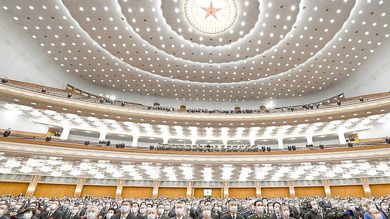 Blick auf die Teilnehmer während der Eröffnung zur Jahrestagung des Volkskongresses in der Großen Halle des Volkes. Foto: Rao Aimin/XinHua/dpa