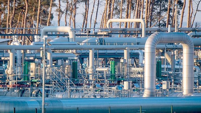 Blick auf Rohrsysteme und Absperrvorrichtungen in der Gasempfangsstation der Ostseepipeline Nord Stream 1. Foto: Stefan Sauer/dpa