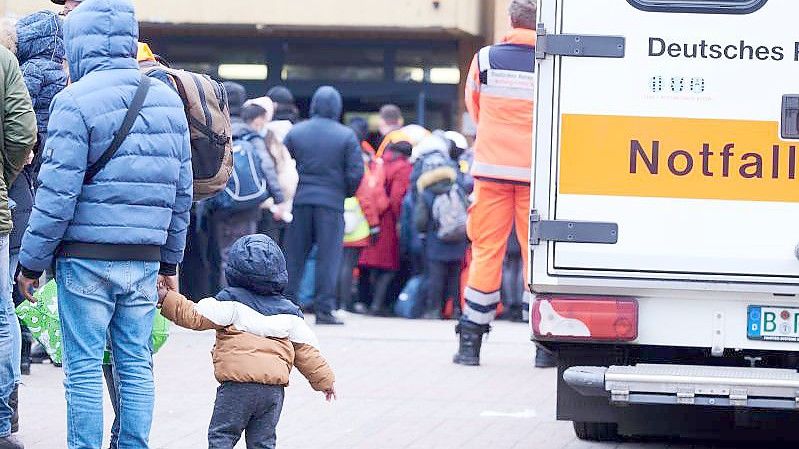 Flüchtlinge aus der Ukraine kommen im Ankunftszentrum Reinickendorf an. Allen am Donnerstag kamen 6500 Flüchtende in Direktzügen aus dem ukrainischen Grenzgebiet in Berlin an. Foto: Annette Riedl/dpa